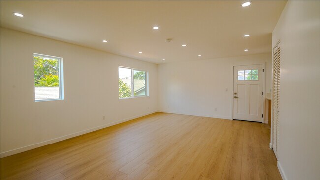 Building Photo - 130 W 59th Pl