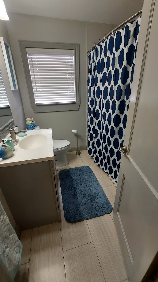 Hall Bath - 3338 Blodgett St