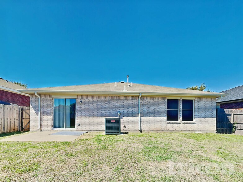 Building Photo - 2057 Wildwood Dr