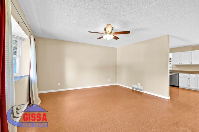 Building Photo - Beautiful home with 3 bedrooms, 2 bathroom...