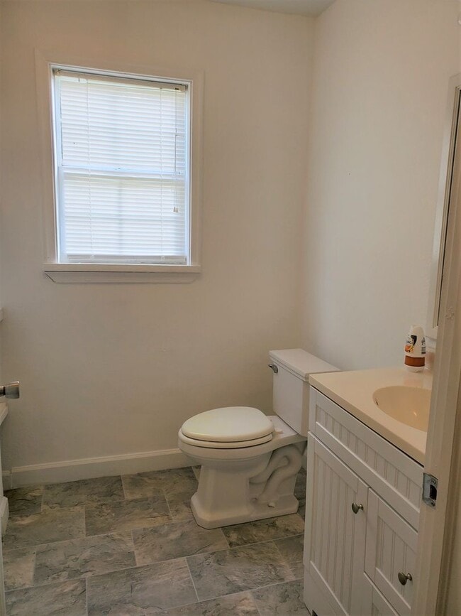 Building Photo - Charming 3BR/1BA Home for Rent – Conveniently Located Near the US Coast Guard Base