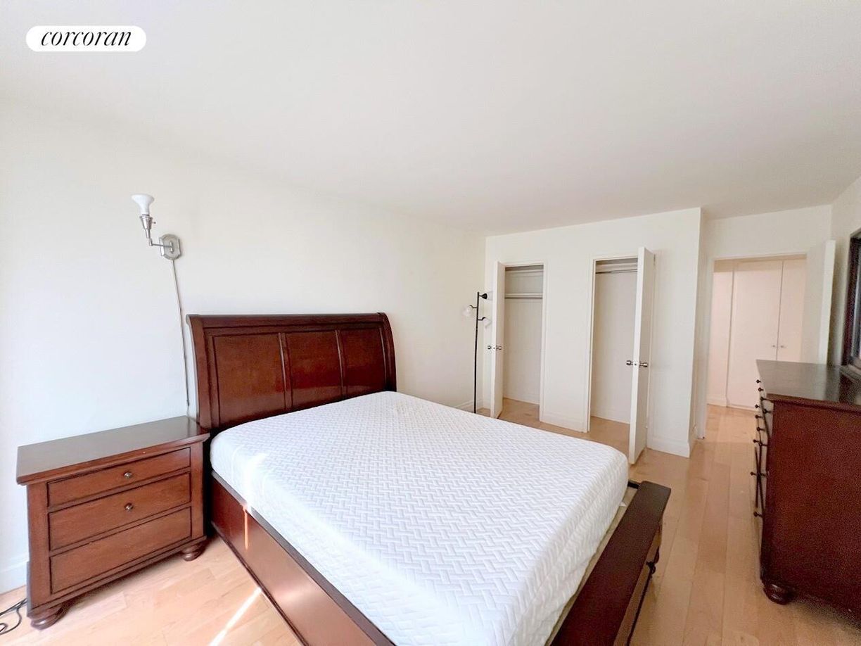 Building Photo - 211 E 53rd St