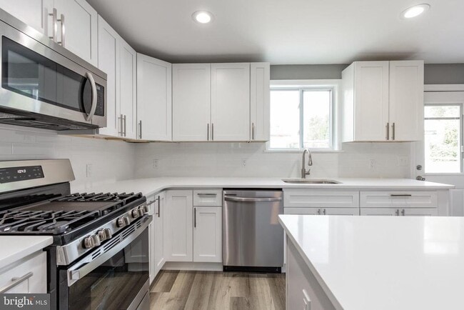 Building Photo - 454 Old Elm St