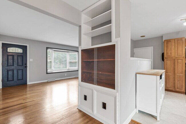 Building Photo - 1225 S Depew St
