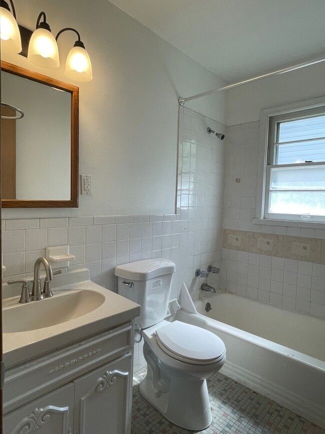 Building Photo - {731} Convenient Location + Full basement + 2 Car Tandem Garage