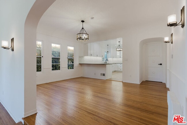 Building Photo - 1122 S Tremaine Ave