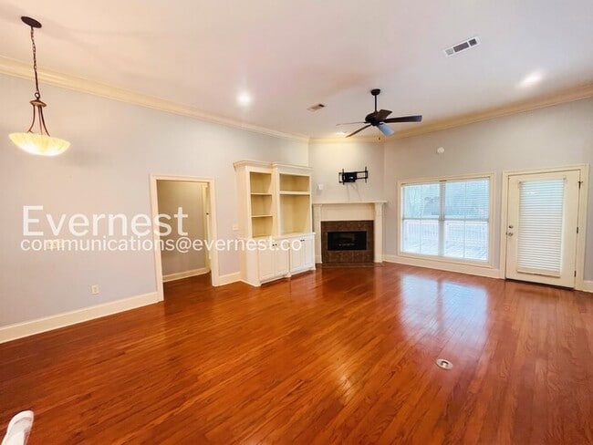 Building Photo - 3 Bed/2 Bath Home with Fenced Yard & Garage / Pet-Friendly / Available Now!
