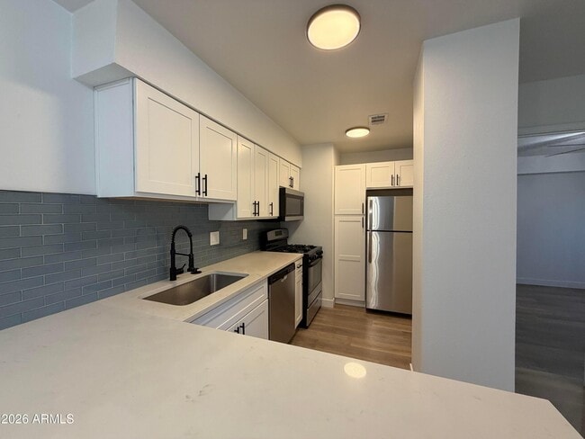 Building Photo - 302 E Monte Vista Rd