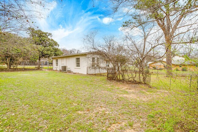 Building Photo - Fully Remodeled 3 Bed, 2 Bath Home in River Oaks w/ Basement- 76114