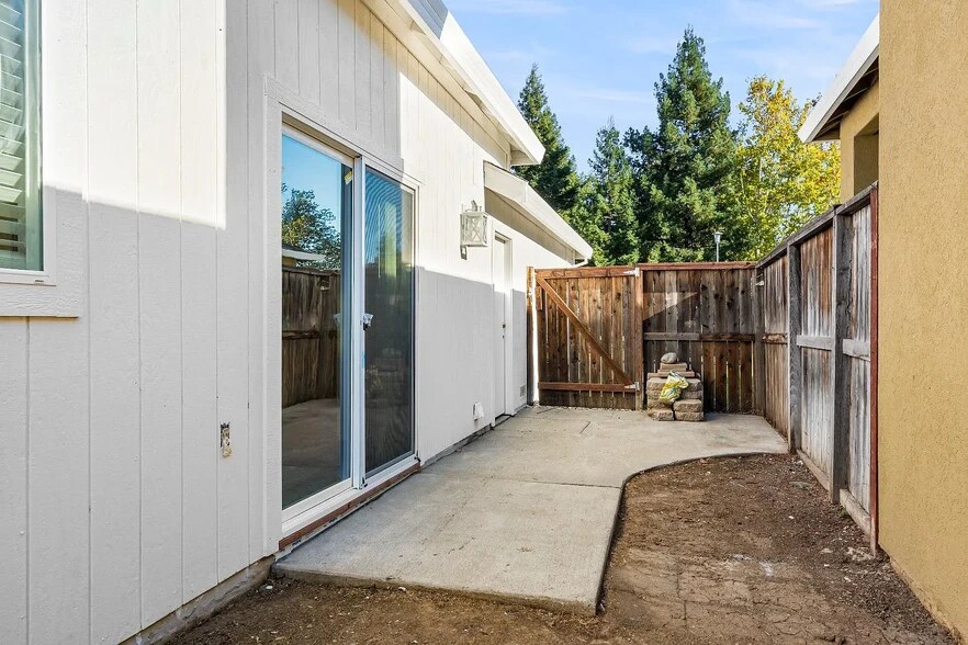 Building Photo - 6643 Laguna Park Dr