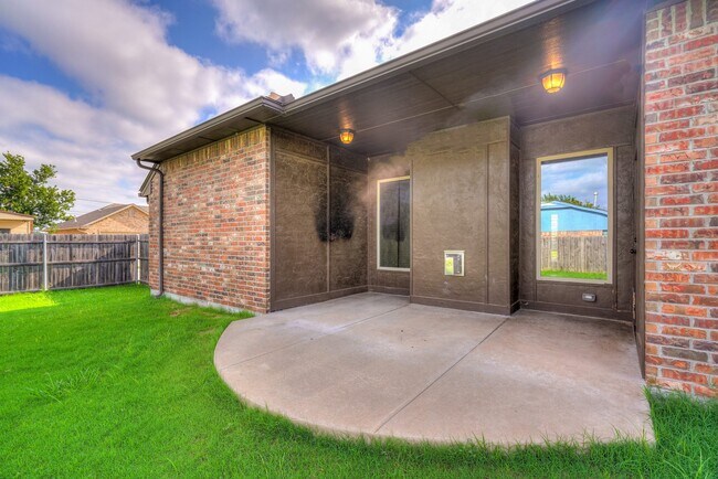 Building Photo - AVAILABLE THE END OF APRIL! 3 OR 4 BDRM, 2 BATHRM, 2 CAR & STORM SHELTER