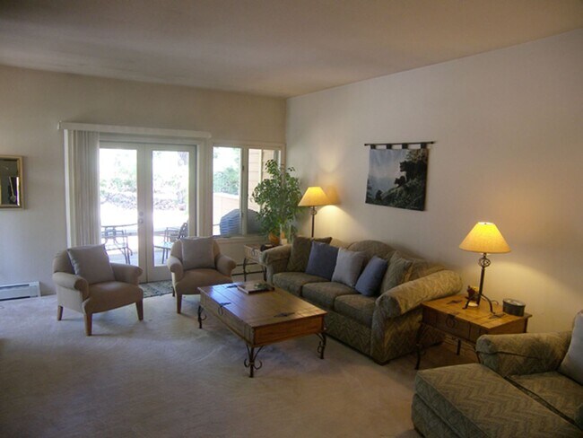 Building Photo - 3 Bedroom Condo in McCloud w 1 Car Garage! Great Location!