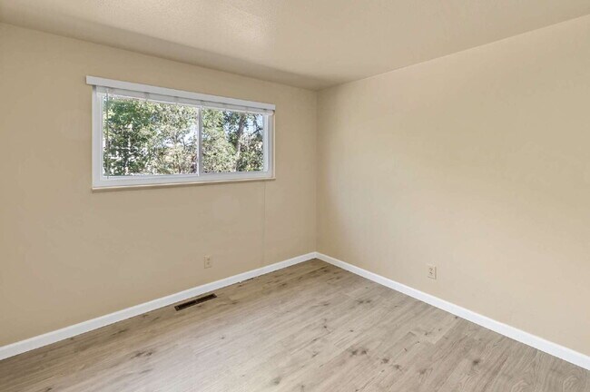 Building Photo - 3-Bedroom with A Flex Room Multi-Level Home with Fresh Paint, Refreshed Deck, and Multiple Living...