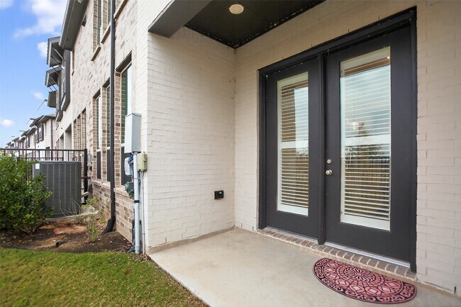 Building Photo - 16607 Lake Austin St