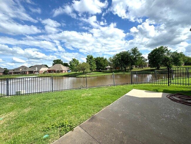 Building Photo - Stunning 2 bedroom 2 bathroom townhome in ...