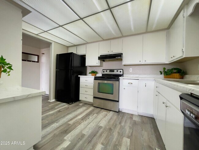 Building Photo - 425 S Parkcrest