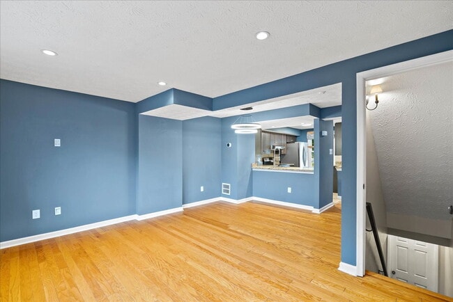 Building Photo - "Charming 2-Bed Townhouse with great upgra...