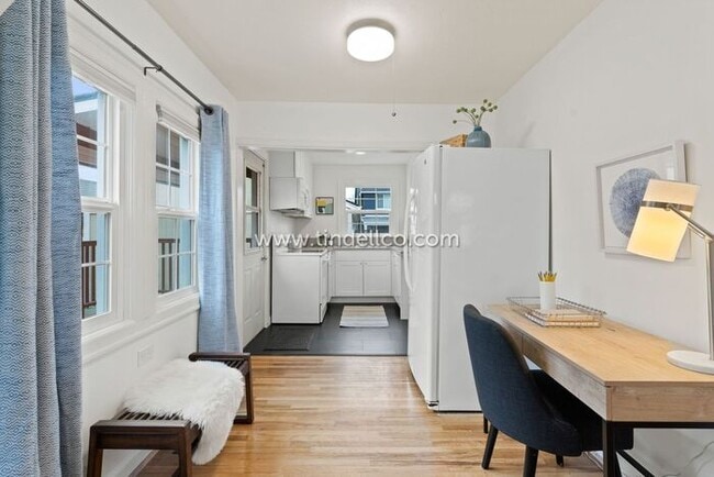 Building Photo - Updated 3 bedroom, 3 Level Home near New S...