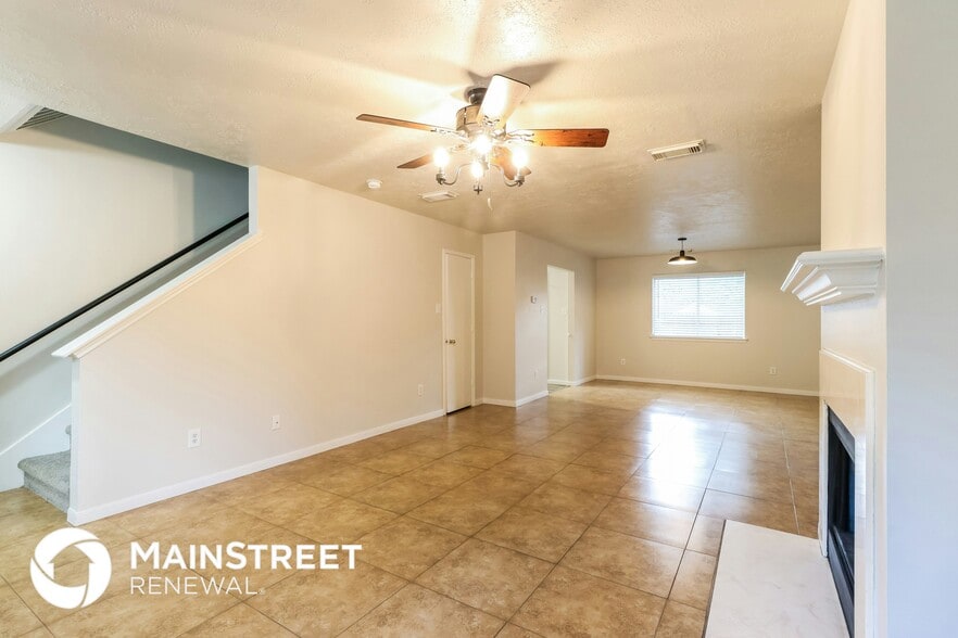 Building Photo - 18442 Hollow Oaks Cir