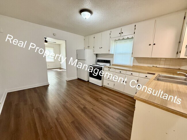 Building Photo - 2 Bedroom Classic Ranch