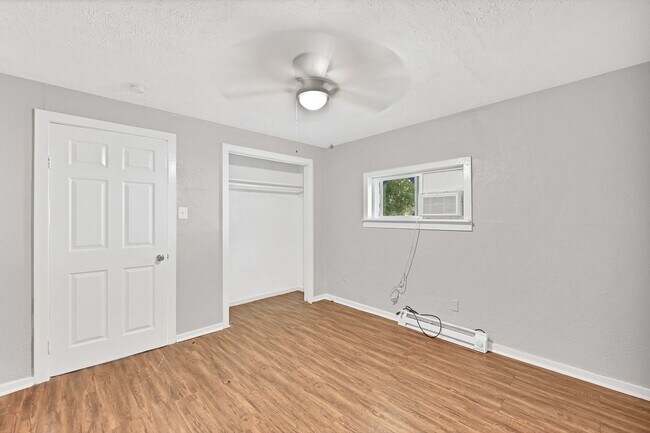 Building Photo - Asap Move In! Newley remodeled 2 bedroom