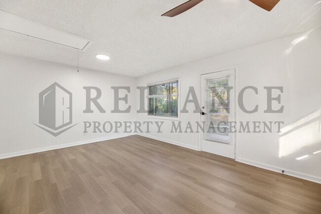 Building Photo - 2046 N Burns Ave