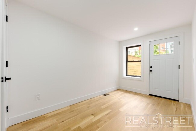 Building Photo - Stunning Brand New 2 Bed Duplex with Backy...