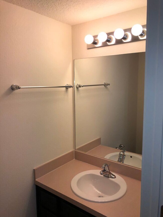 Building Photo - 3 bedroom 2.5 bath Townhome with 1 car garage