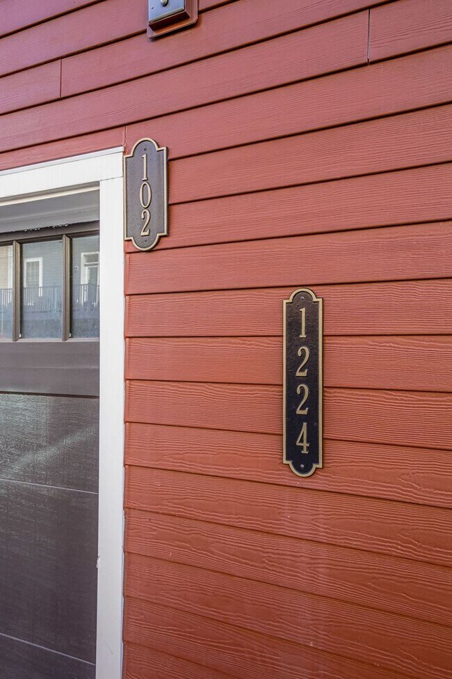 Building Photo - Updated 3br/2.5ba Condo Townhome Alexandria Walk to Metro