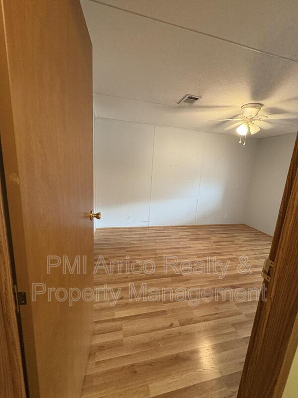 Building Photo - 616 Klickety Klak Ln