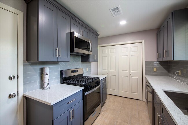 Building Photo - 1011 Twinbrooke Dr