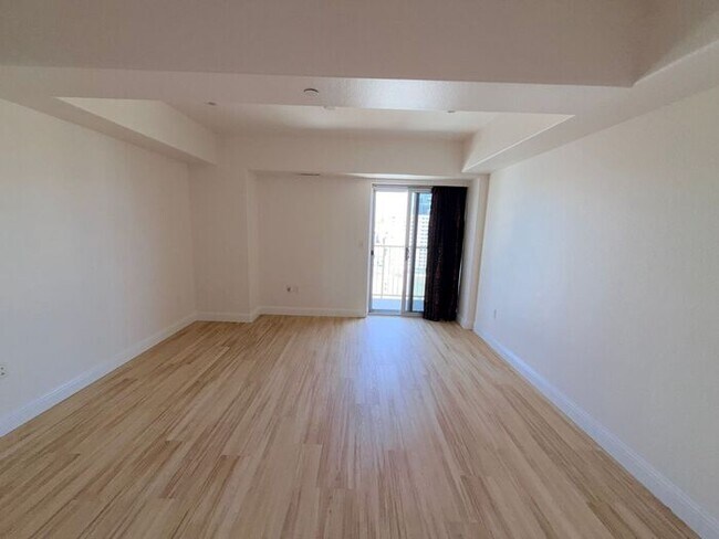 Building Photo - Riverwalk Tower 2 Bedroom Condo - 2 Parking Spaces/Private Laundry