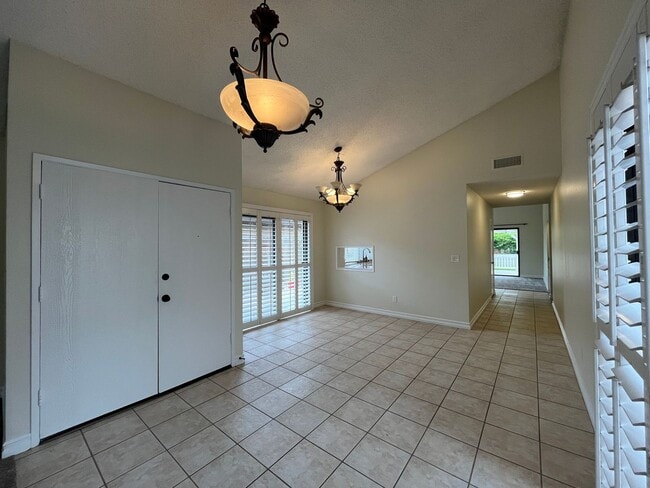 Building Photo - REMODELED + MOVE-IN READY 3+2 w/all applia...