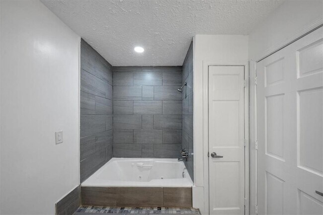 Building Photo - 172 Oak Forest Dr