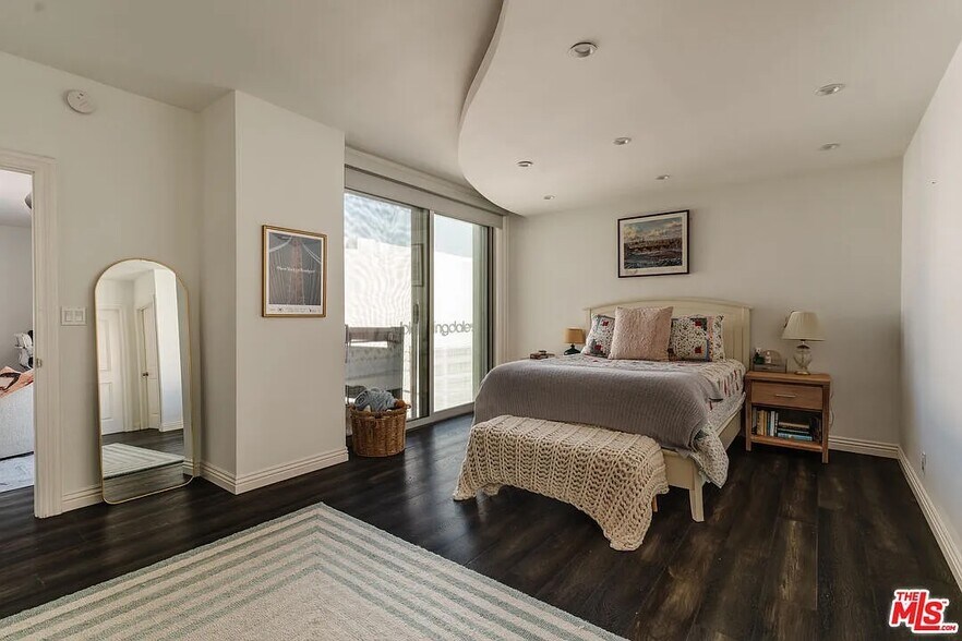 Building Photo - 321 S San Vicente Blvd