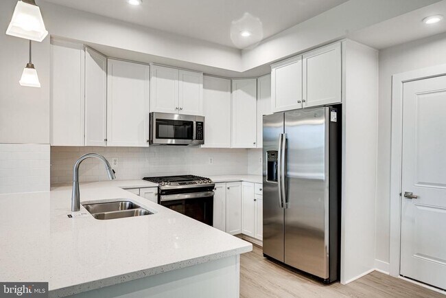 Building Photo - 14055 Sunrise Valley Dr