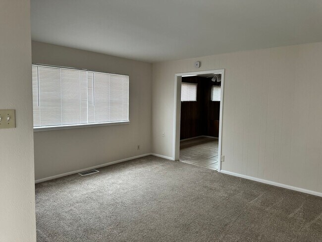 Building Photo - 409 Garcia St NE