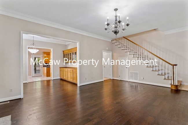 Building Photo - 302 W Spring St