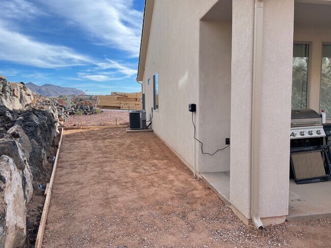 Building Photo - Great home located in Hurricane!