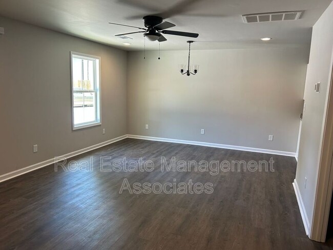 Building Photo - 215 W Quilly St
