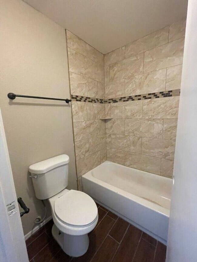 Building Photo - 2035 S Elm St