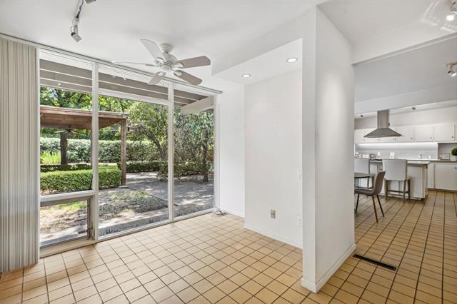 Building Photo - 10714 Royal Springs Dr
