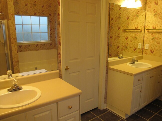 Building Photo - Spacious home in nice Evans neighborhood  ...