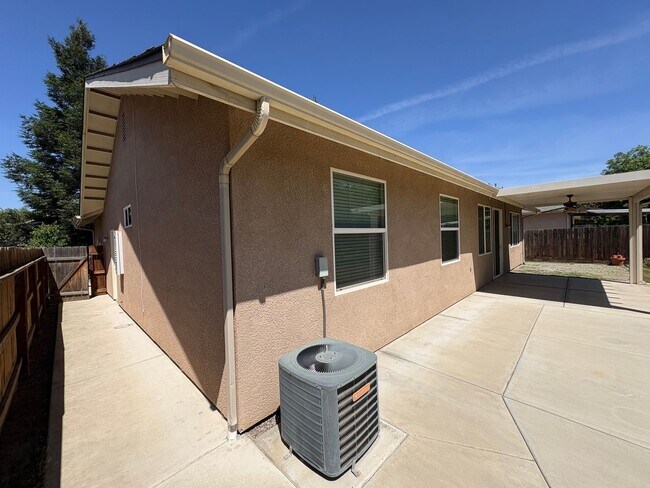 Building Photo - Lovely home available now!