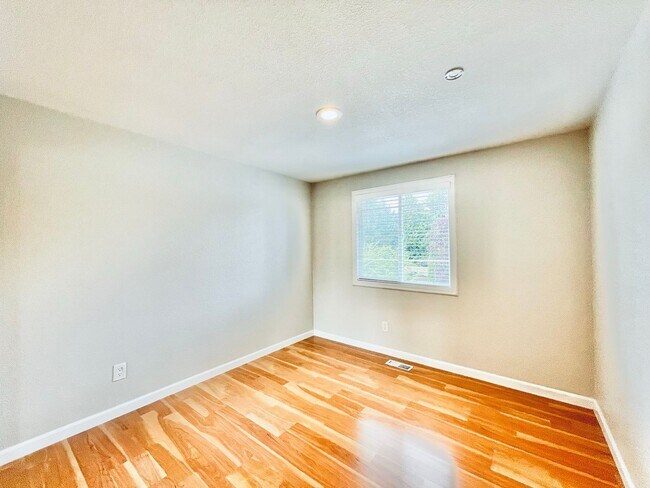 Building Photo - Beautifully Renovated 5 Bedroom House with Large Yard!