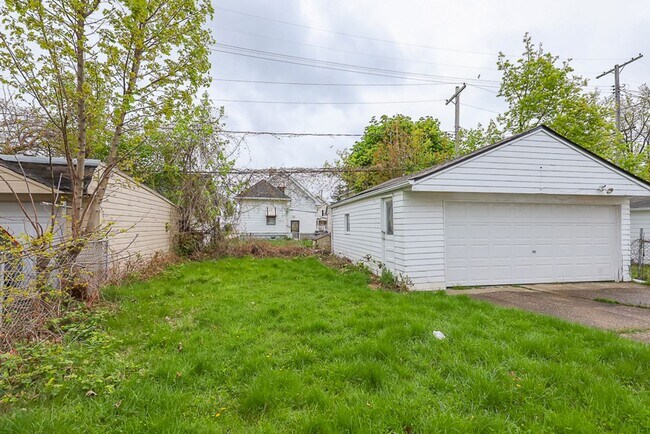 Building Photo - Spacious 3 bedroom/1 bath Single house! Ga...