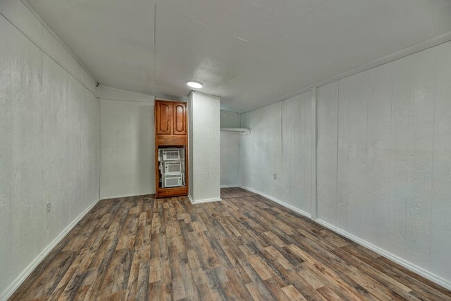Building Photo - 885 Caldwell St