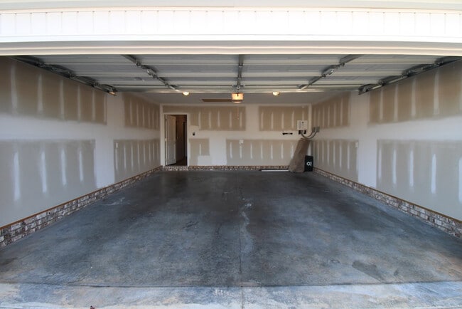 Building Photo - 581 Brushwood Dr