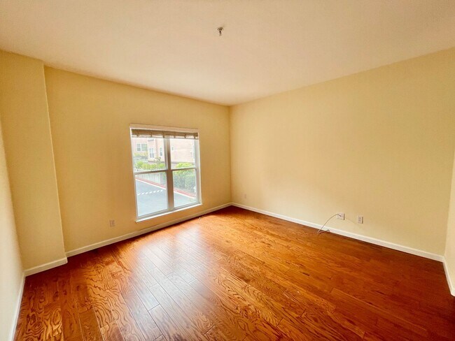 Building Photo - 2BD/2BA Spacious Crocker Amazon Condo, Gat...