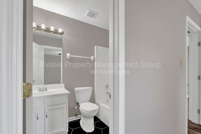 Building Photo - 3014 Meadows Ln